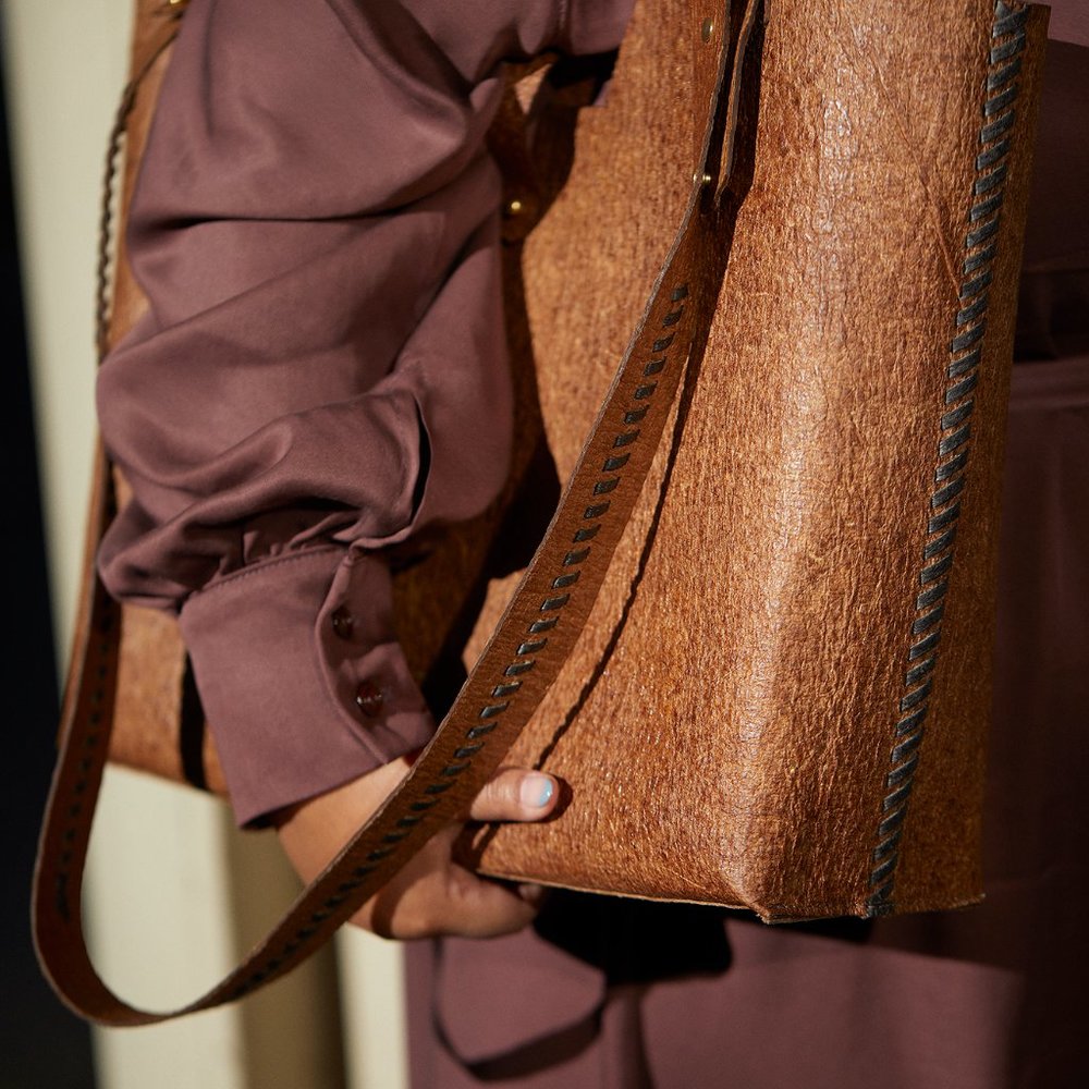 KIVU wide tote with Kariba wide two toned strap